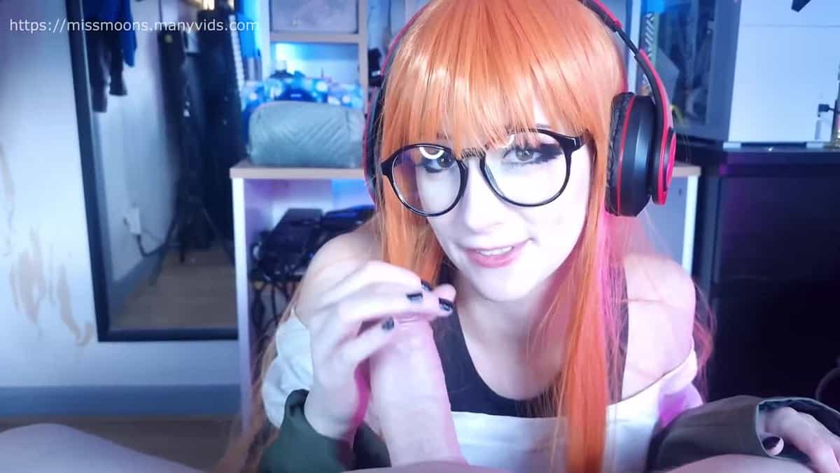 在工作人员等待时，她激情掌控全场，大臀狗狗式火热对战。